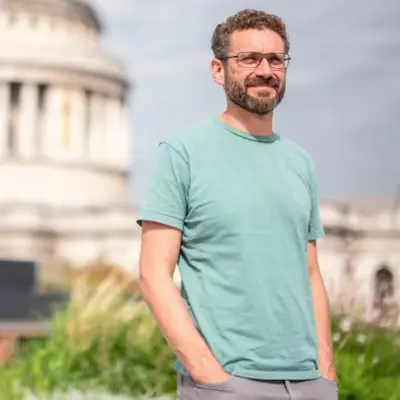 A photo of Ilan Gur outside.